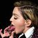 Madonna mete la lengua en un vaso en un concierto en Hong Kong