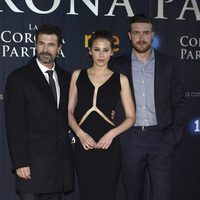 Rodolfo Sancho, Irene Escolar y Raúl Mérida en el estreno de 'La Corona Partida'