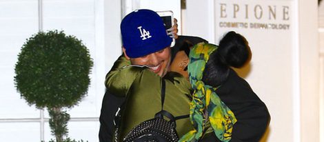 Rob Kardashian y Blac Chyna se besan y abrazan a la salida de un centro de belleza