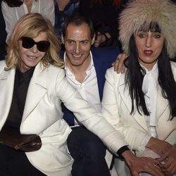 Bibiana Fernández, Manuel Bandera y Rossy de Palma en el desfile de Juanjo Oliva de la Prada en Madrid Fashion Week otoño/invierno 2016/2017