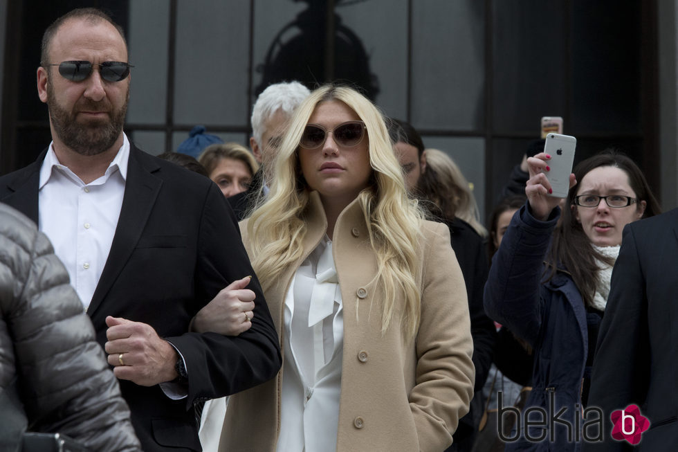 Kesha abandonando la Corte Suprema de Manhattan tras el juicio contra Dr. Luke