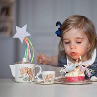 Leonor de Suecia soplando las velas de la tarta en su 2 cumpleaños