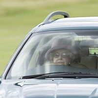 La Reina Isabel II conduciendo un coche en Windsor