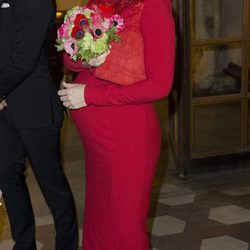 Sofia Hellqvist luciendo embarazo con un ajustado vestido rojo