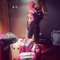 Tamara Gorro y Shaila rodeadas de maletas para viajar a Rusia
