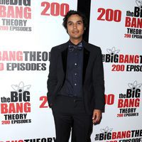 Kunar Nayyal en la fiesta de 'The Big Bang Theory' por sus 200 capítulos