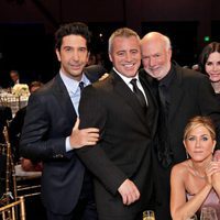 Los actores de Friends junto a James Burrows en NBC