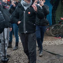 Jude Law con unas gafas de realidad virtual durante su visita al campo de refugiados de Calais