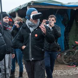 Jude Law con unas gafas de realidad virtual durante su visita al campo de refugiados de Calais