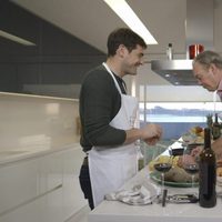 Iker Casillas y Bertín Osborne cocinando en 'En la tuya o en la mía'