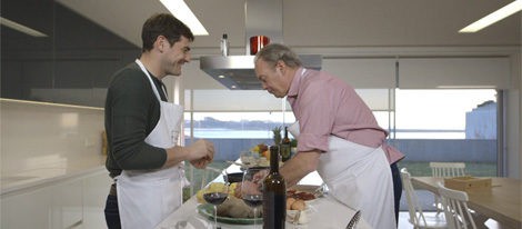Iker Casillas y Bertín Osborne cocinando en 'En la tuya o en la mía'