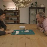 Iker Casillas y Bertín Osborne jugando a las cartas en 'En la tuya o en la mía'