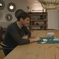 Iker Casillas y Bertín Osborne jugando a las cartas en 'En la tuya o en la mía'