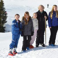Beatriz de Holanda posa con 6 de sus 8 nietos en sus vacaciones de invierno en Austria