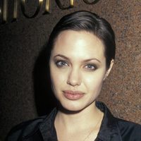 Angelina Jolie con el pelo corto a finales de los años 90