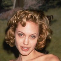 Angelina Jolie con el pelo rubio