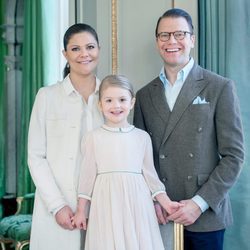 Estela de Suecia con los Príncipes Victoria y Daniel en su 4 cumpleaños