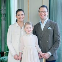Estela de Suecia con los Príncipes Victoria y Daniel en su 4 cumpleaños