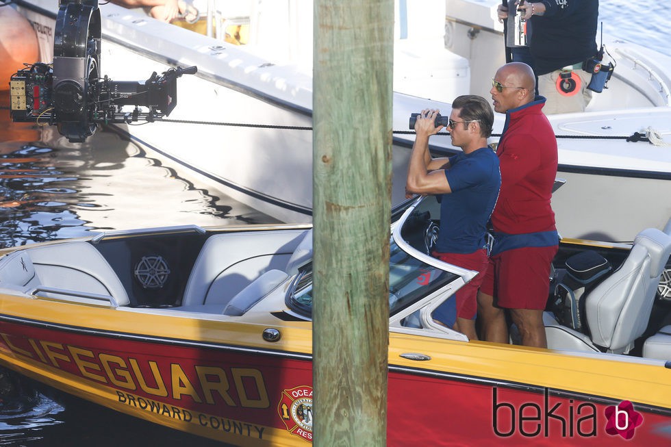 Zac Efron y Dwayne Johnson en el rodaje de 'Los vigilantes de la playa'