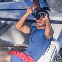 Zac Efron observando con prismáticos en el rodaje de 'Los vigilantes de la playa'
