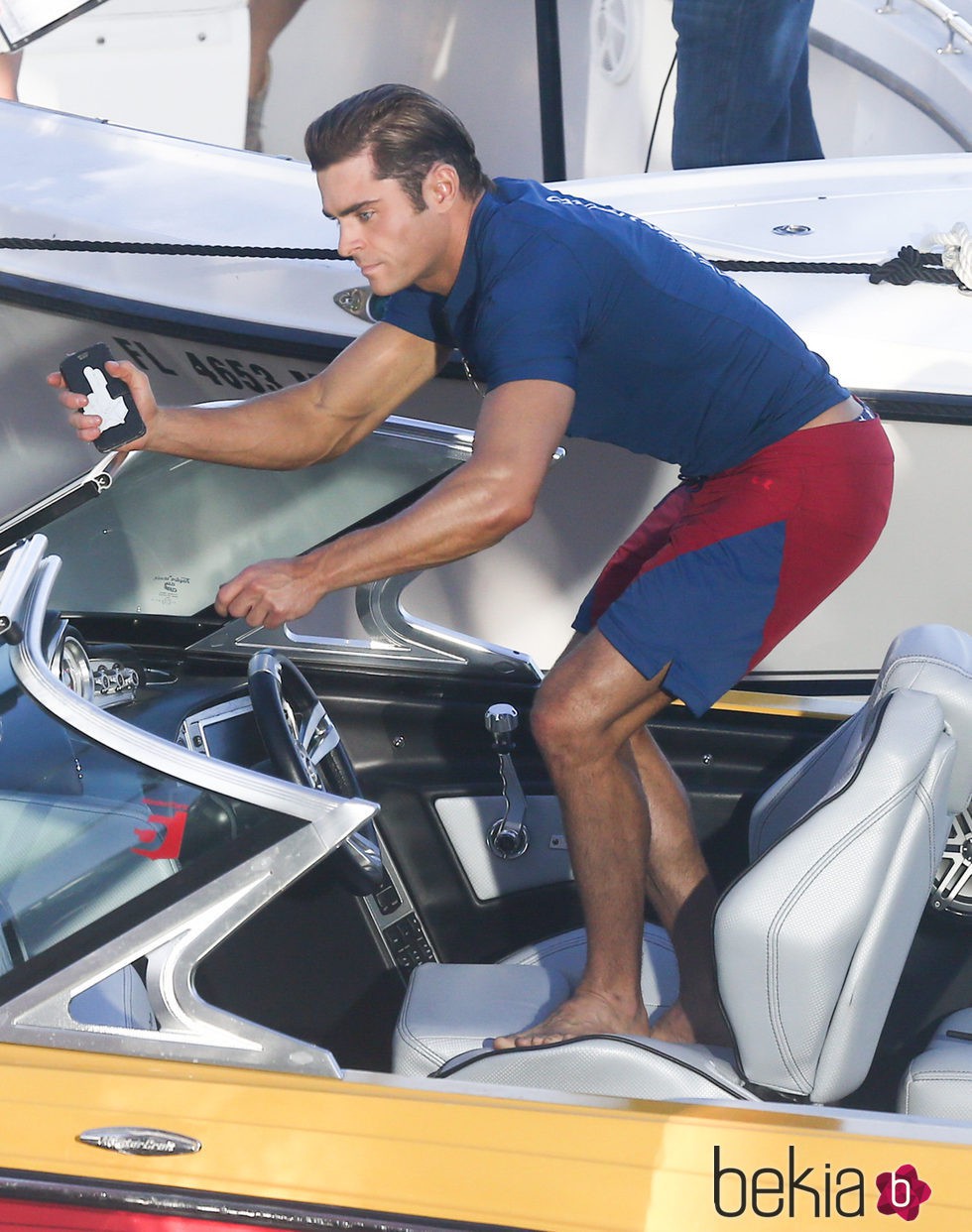 Zac Efron abandonando la barca tras finalizar el rodaje de 'Los vigilantes de la playa'