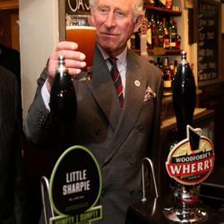 El Príncipe Carlos tomándose una cerveza en Norfolk