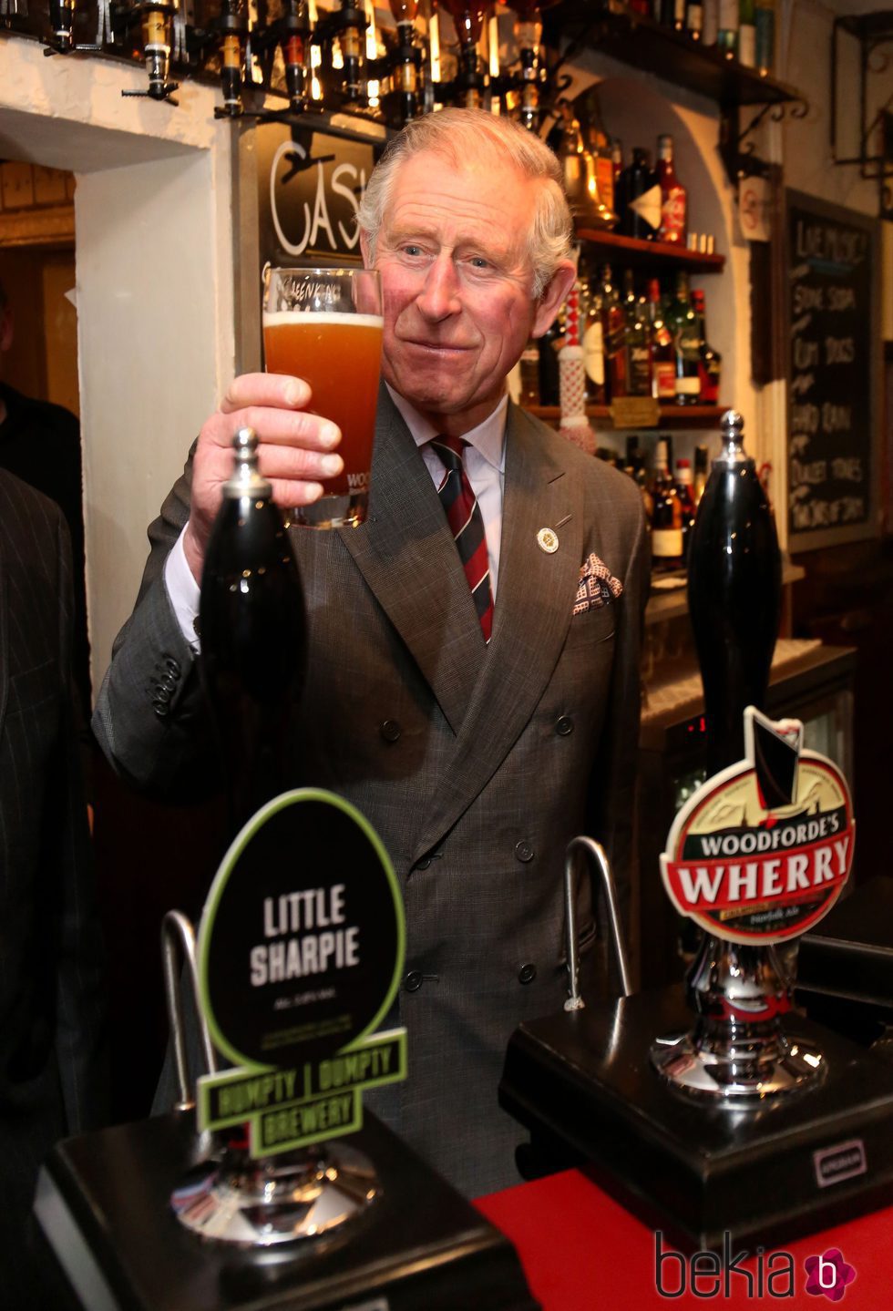 El Príncipe Carlos tomándose una cerveza en Norfolk