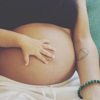 Leo Castro acaricia la tripa de embarazada de Raquel del Rosario