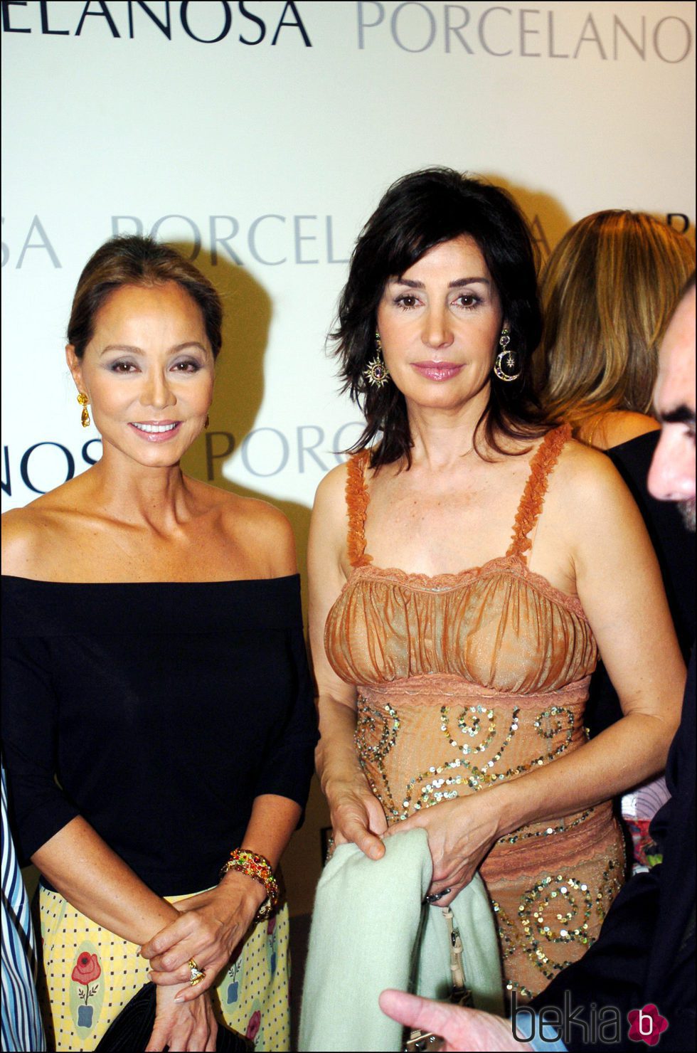 Isabel Preysler y Carmen Martínez-Bordiú en un evento de Porcelanosa