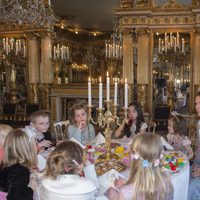 Magdalena de Suecia con los niños de My Big Day en una fiesta en el Palacio Real de Estocolmo