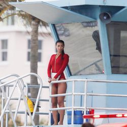 Priyanka Chopra observando desde la torre de control en el rodaje de 'Los vigilantes de la playa'