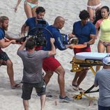 Dwayne Johnson socorriendo a una víctima en el rodaje de 'Los vigilantes de la playa'