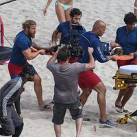 Dwayne Johnson socorriendo a una víctima en el rodaje de 'Los vigilantes de la playa'