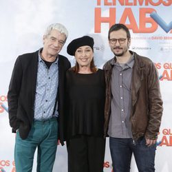 Óscar Ladoire, Verónica Forqué y David Serrano en la presentación de 'Tenemos que hablar'