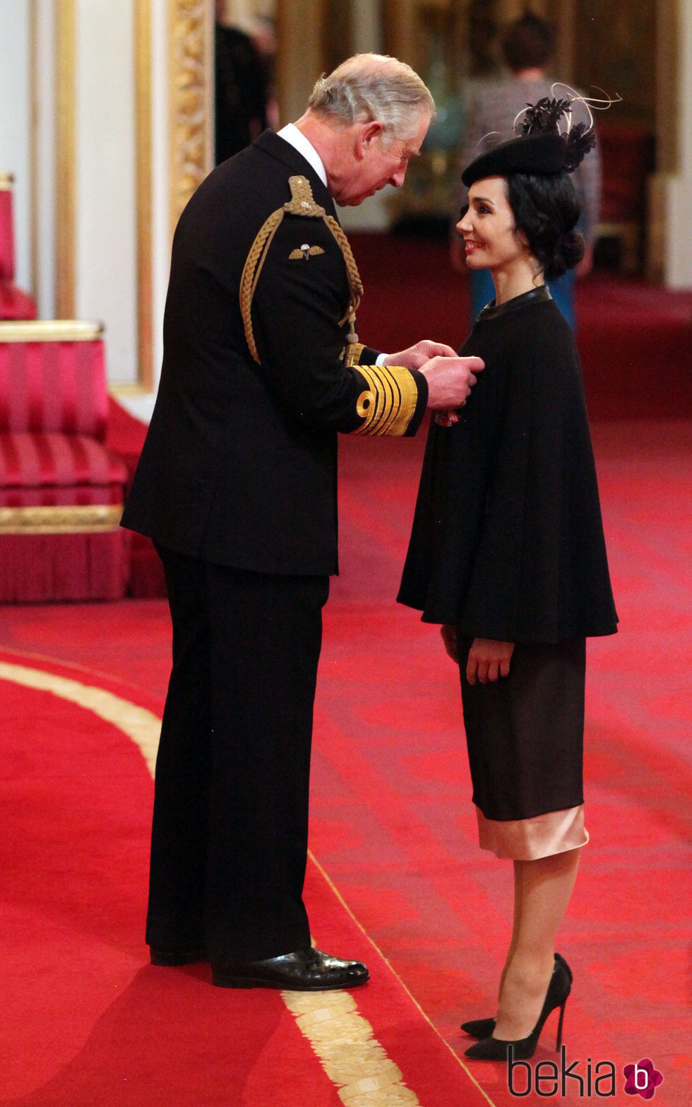 El Príncipe Carlos de Inglaterra impone a Tamara Rojo la Medalla de la Orden del Imperio Británico