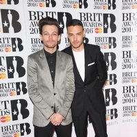 Louis Tomlinson y Liam Payne en la alfombra roja de los Premios Brit 2016