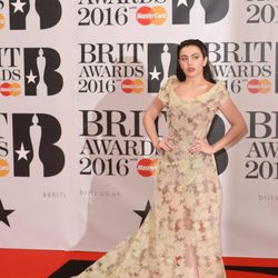Charli XCX en la alfombra roja de los Premios Brit 2016