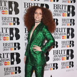 Jess Glynne en la alfombra roja de los Premios Brit 2016