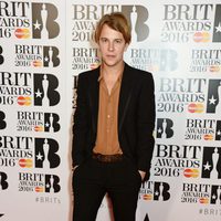 Tom Odell en la alfombra roja de los Premios Brit 2016