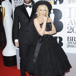Kylie Minogue y Joshua Sasse en la alfombra roja de los Premios Brit 2016