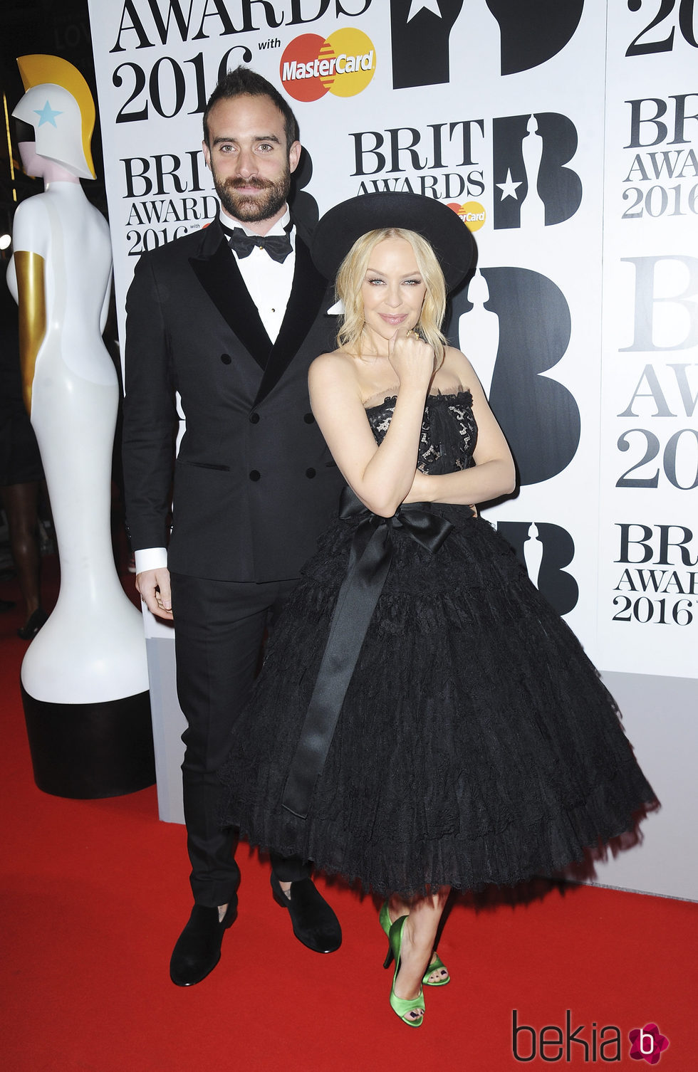 Kylie Minogue y Joshua Sasse en la alfombra roja de los Premios Brit 2016