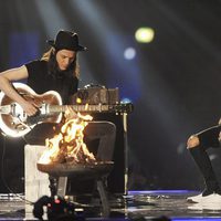 Justin Bieber y James en su actuación en los Premios Brit 2016