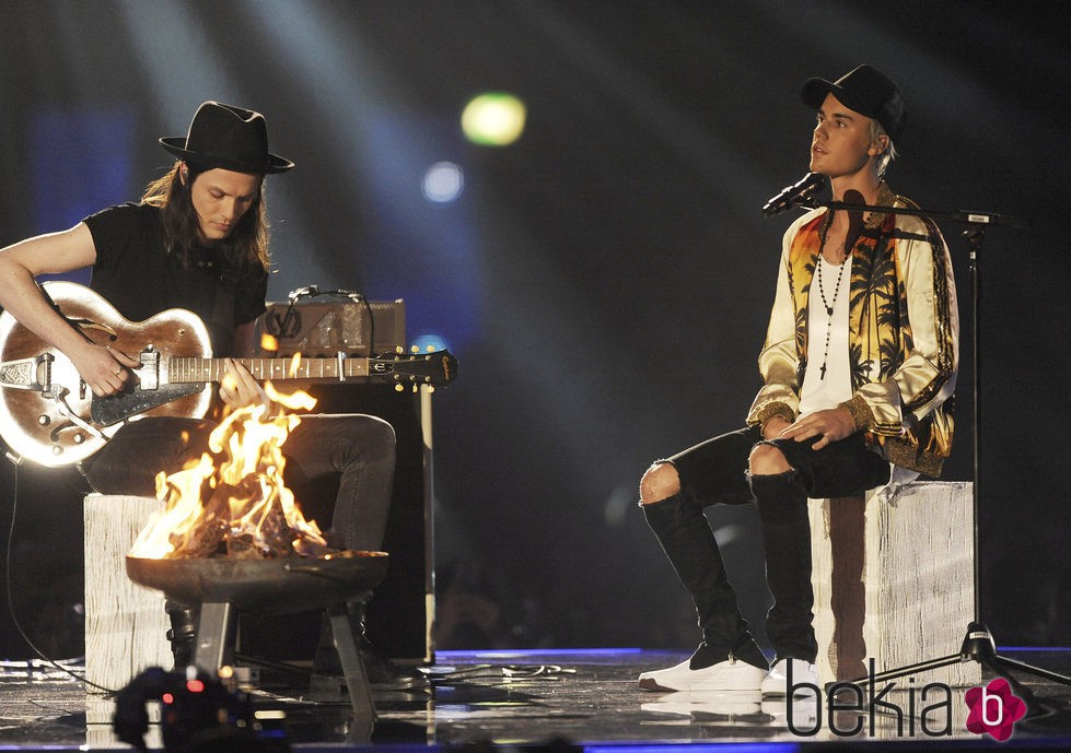 Justin Bieber y James en su actuación en los Premios Brit 2016
