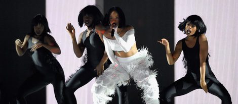 Rihanna en su actuación en los Premios Brit 2016