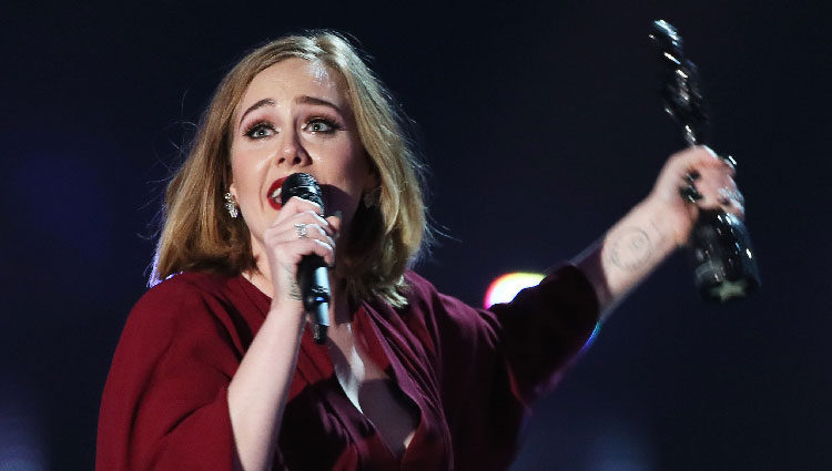 Adele recoge su galardón en los Premios Brit 2016