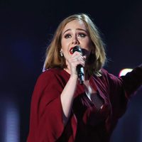 Adele recoge su galardón en los Premios Brit 2016