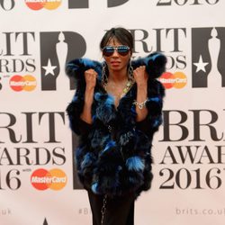Sinitta en la alfombra roja de los Premios Brit 2016