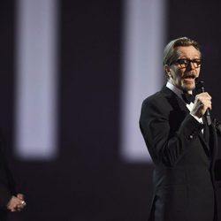 Gary Oldman y Annie Lennox en los Premios Brit 2016