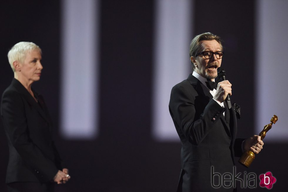Gary Oldman y Annie Lennox en los Premios Brit 2016
