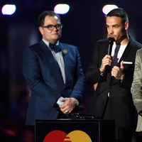 Liam Payne y Louis Tomlinson recogen su galardón en los Premios Brit 2016